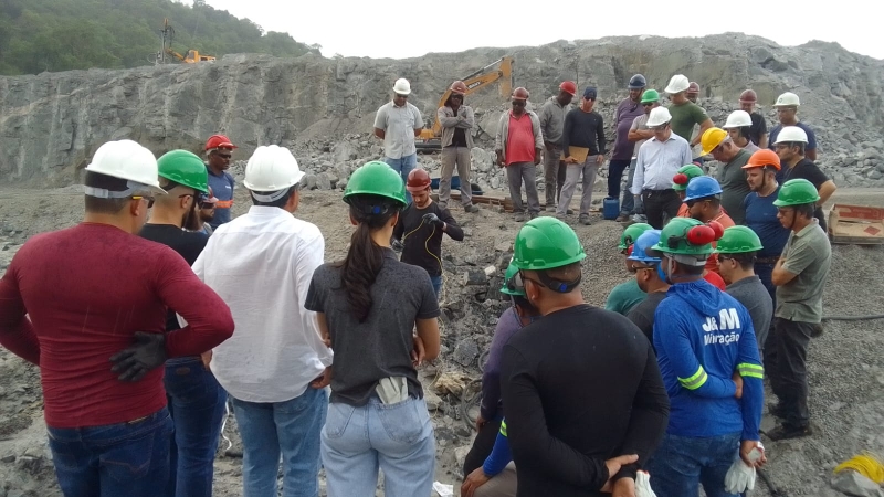 Sindirochas promove curso “Blaster” para qualificação de profissionais do setor de rochas naturais