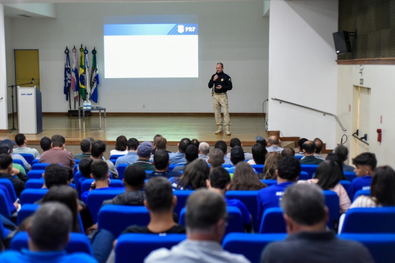 Palestra em Cachoeiro marca início de ação educativa voltada ao transporte seguro de rochas