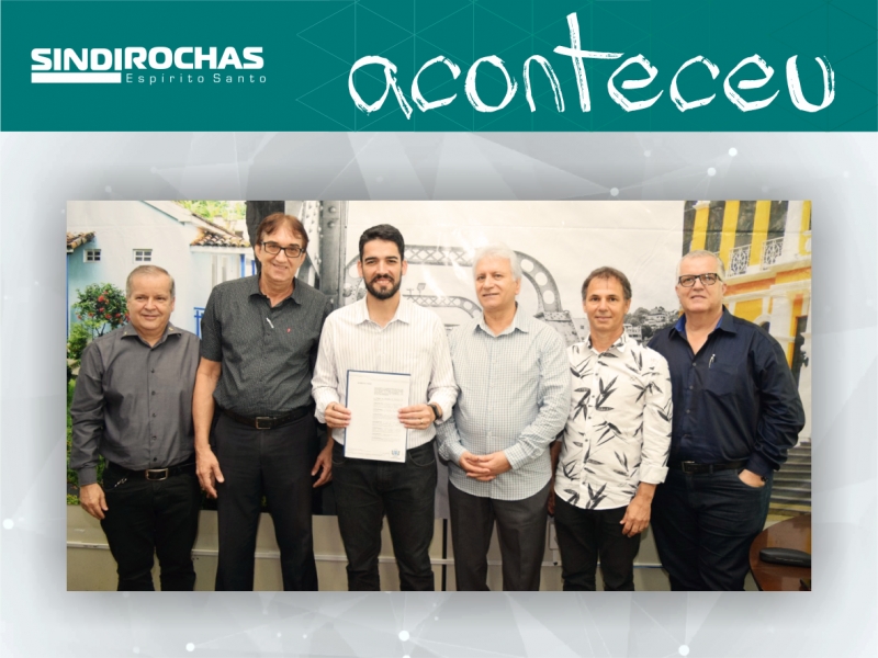 Sindirochas marca presença na assinatura do decreto que simplifica abertura de empresas em Cachoeiro