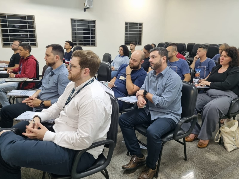 Curso capacita vendedores do setor de rochas naturais com aulas teóricas e prática