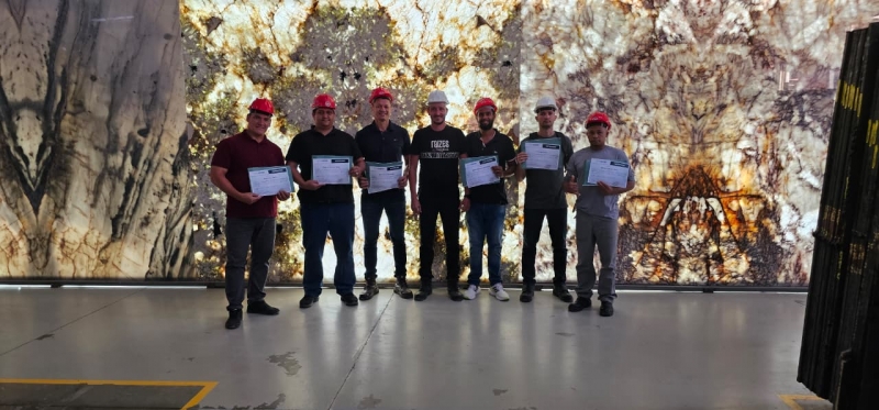 Curso promovido pelo Sindirochas capacita profissionais no envelopamento a vácuo de rochas superexóticas