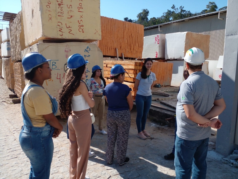 Estudantes de arquitetura fazem visita técnica a empresas de rochas durante a Fenarq